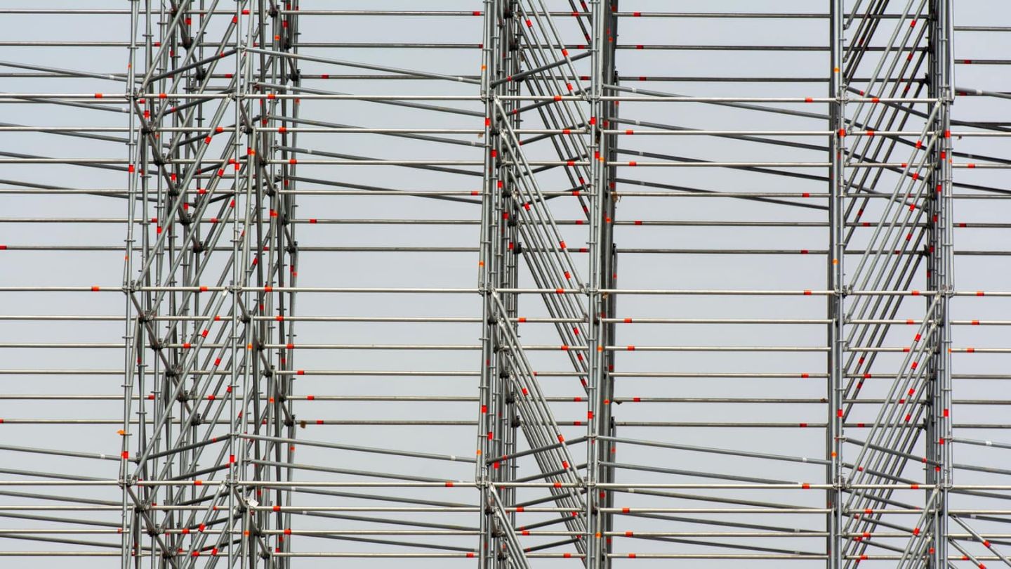 Gerüst an einer Fassade im Tageslicht
