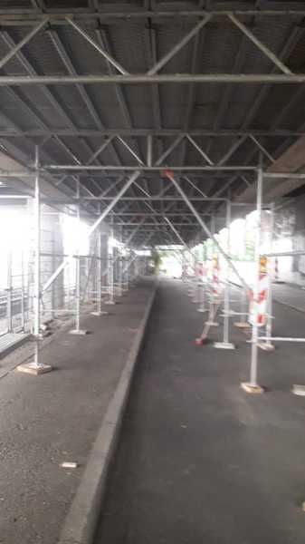 Durchgehendes Deckengerüst über der ganzen Breite, Stiele im Raster gestellt, die Fahrbahn daneben bleibt frei.